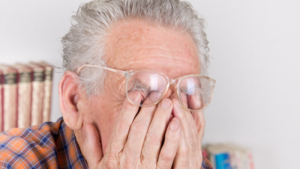 シニア世代に役立つ健康管理!「老眼にも効果あり。目の体操!裏技付き!」